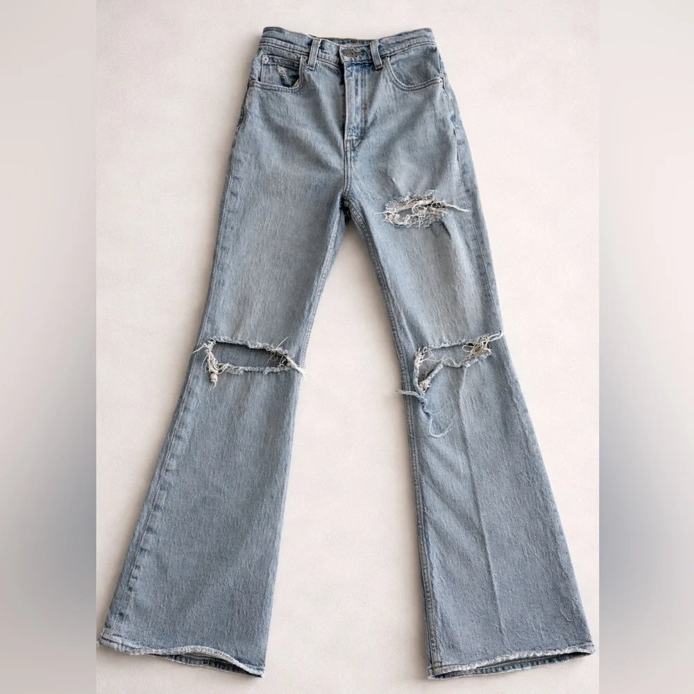 Levi’s 70s High Flare Jeans – Size 23 – High Rise – 29” Inseam - Picture 3 of 4